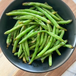 Air fryer green beans served in a black bowl