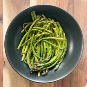 Air fryer asparagus served on a black plate