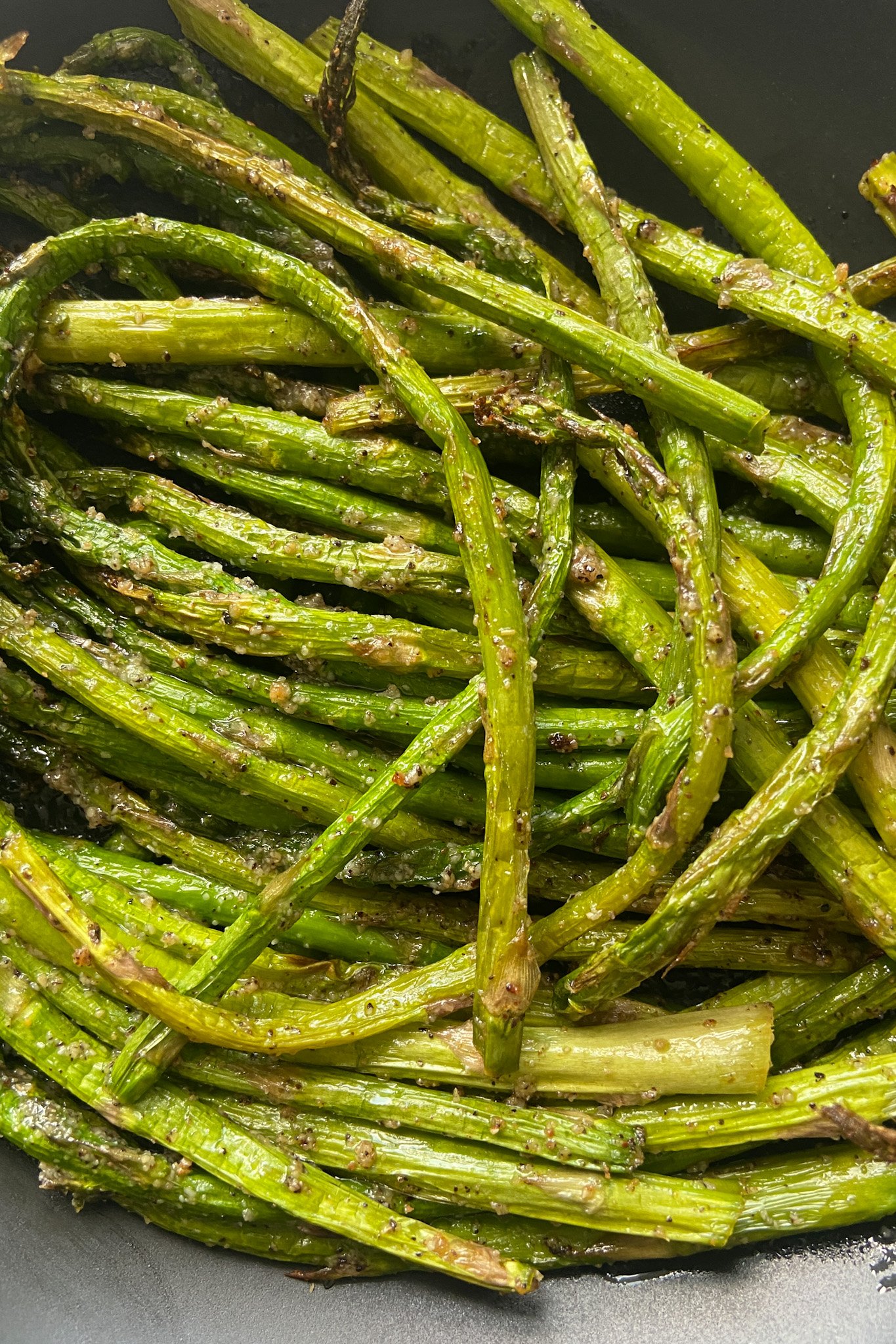 Air fryer asparagus plated