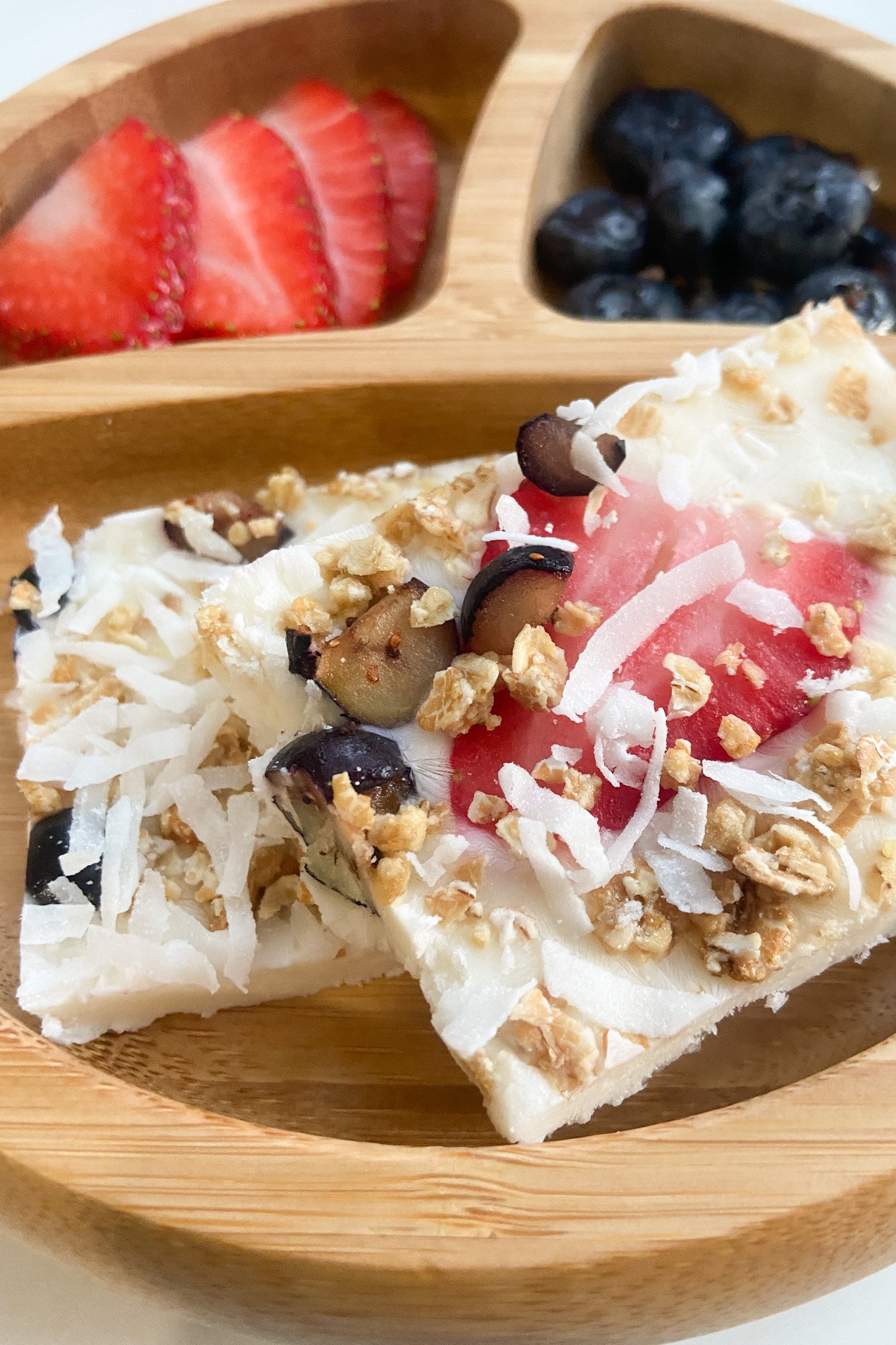 Frozen yoghurt bark served with berries