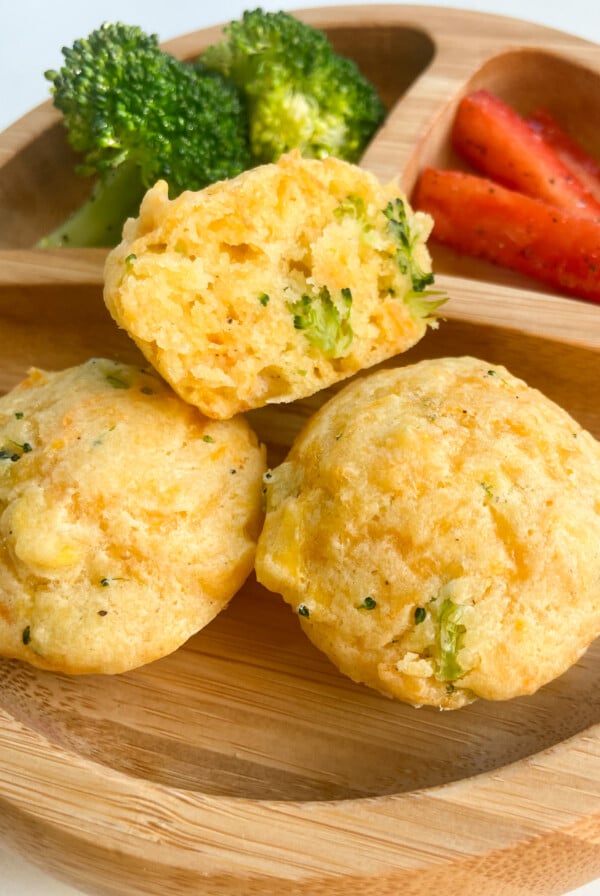 Veggie-muffins served with broccoli and red bell pepper