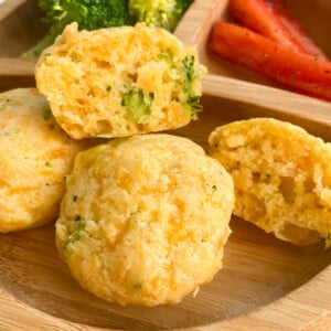 Veggie-muffins served with broccoli and red bell pepper