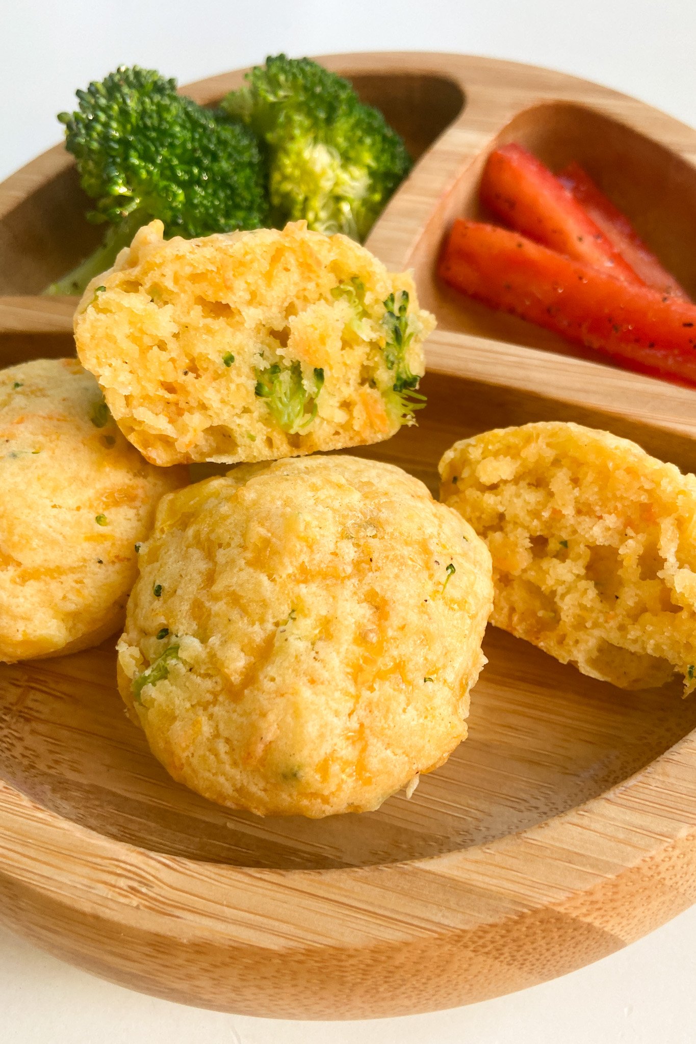 Veggie-muffins served with broccoli and red bell pepper