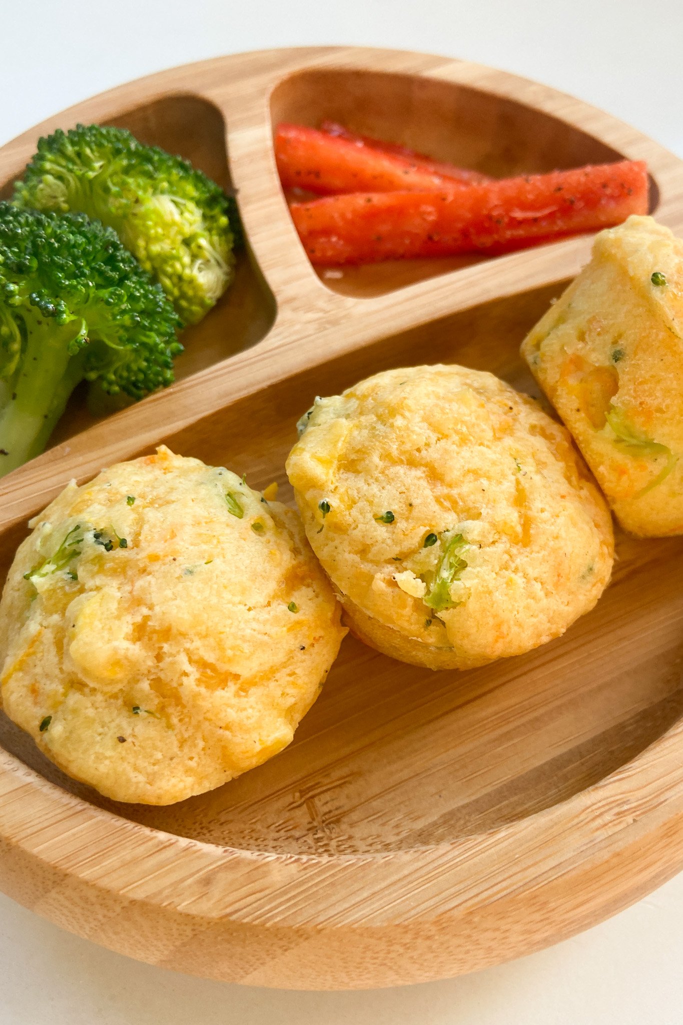 Veggie-muffins served with broccoli and red bell pepper