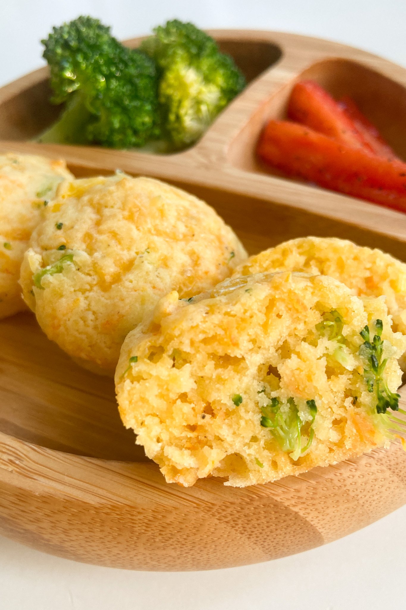 Veggie-muffins served with broccoli and red bell pepper