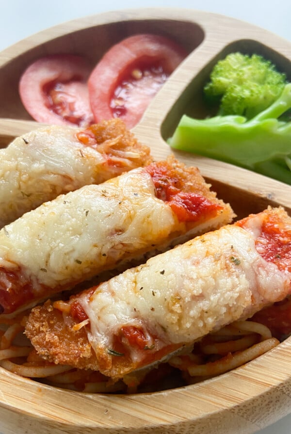 Crispy-chicken-parm-served-with-tomatoes-and-broccoli