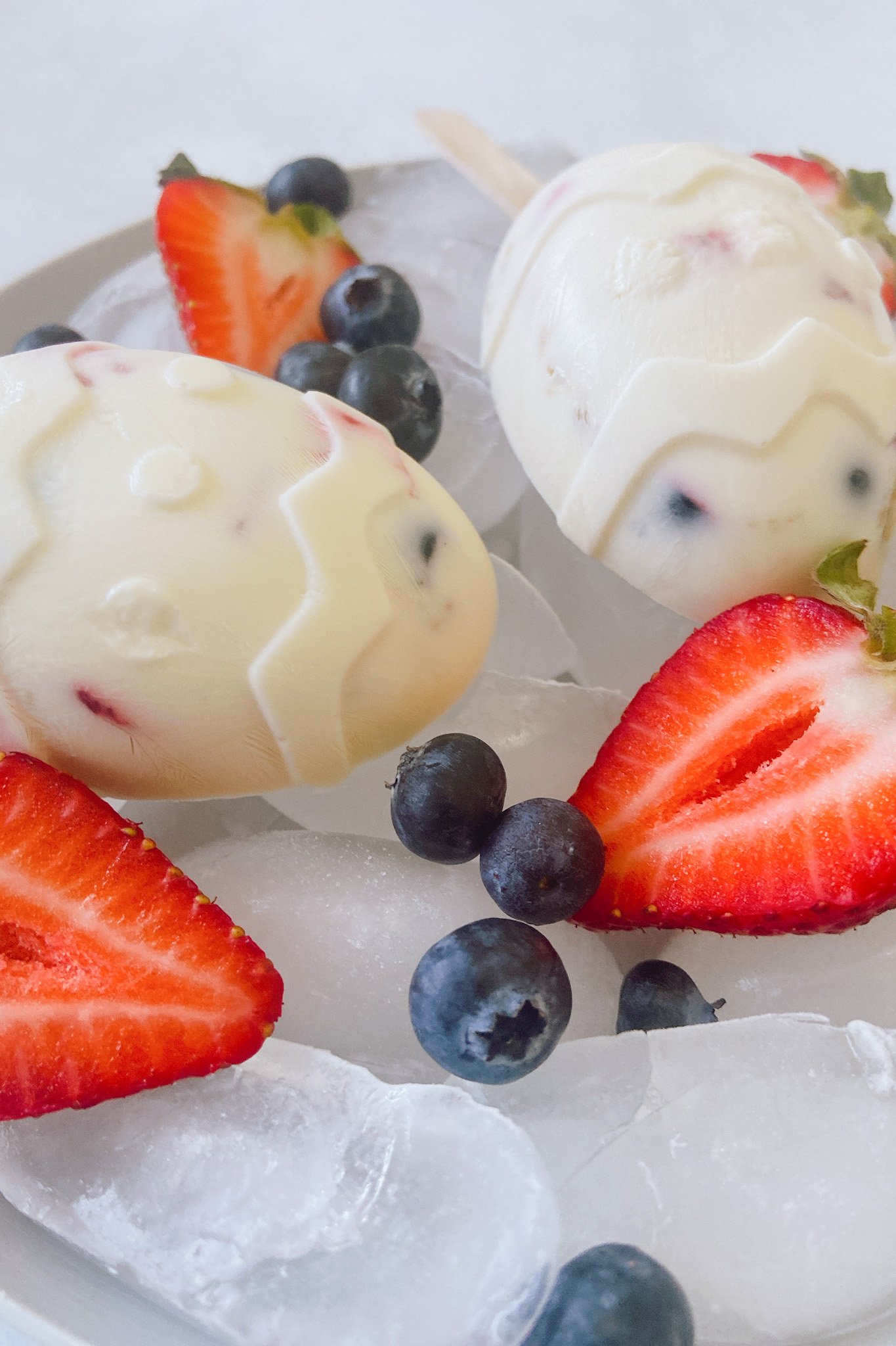 Easter-egg-Greek-yogurt-popsicles-on-ice