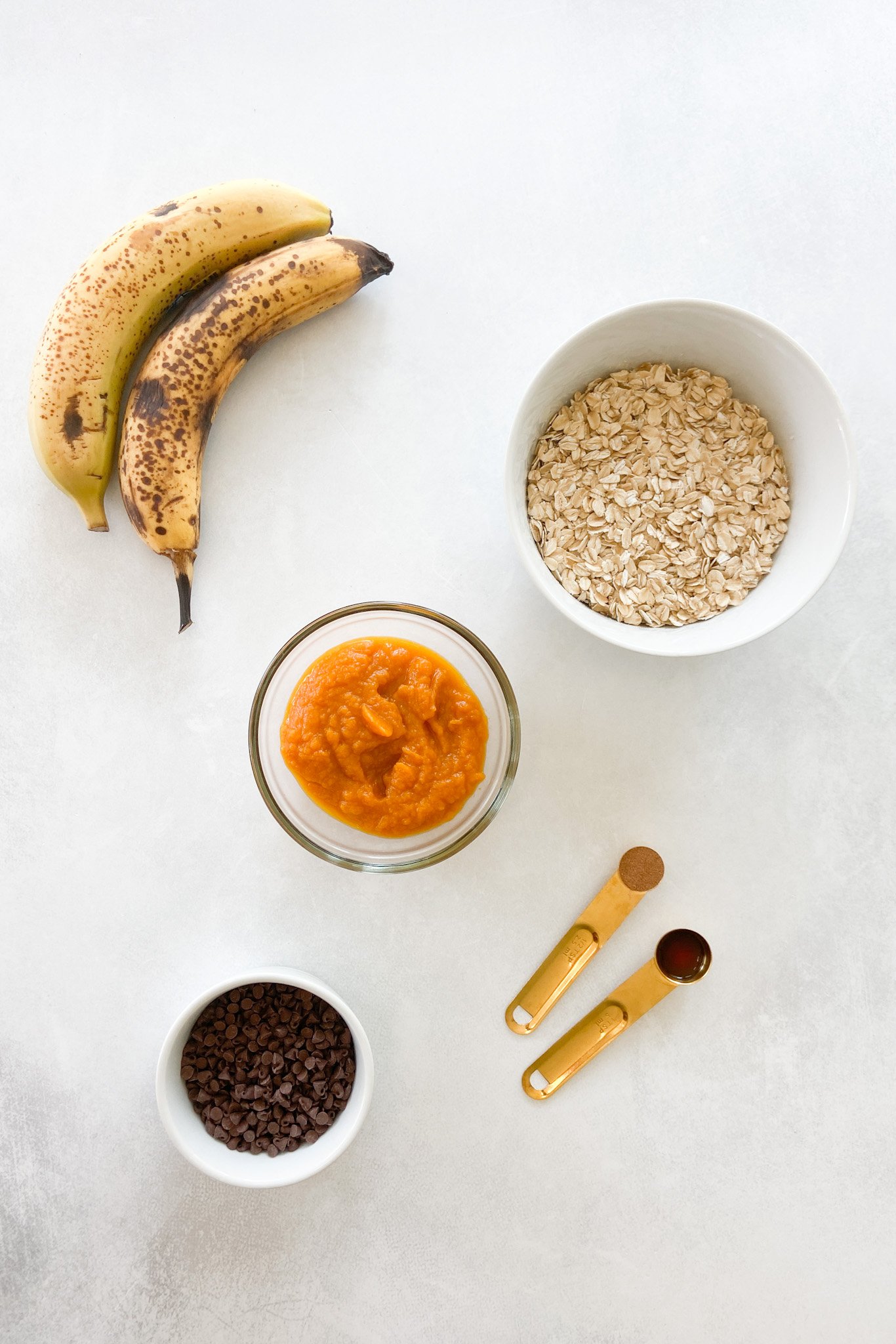 Ingredients to make pumpkin oatmeal bars.