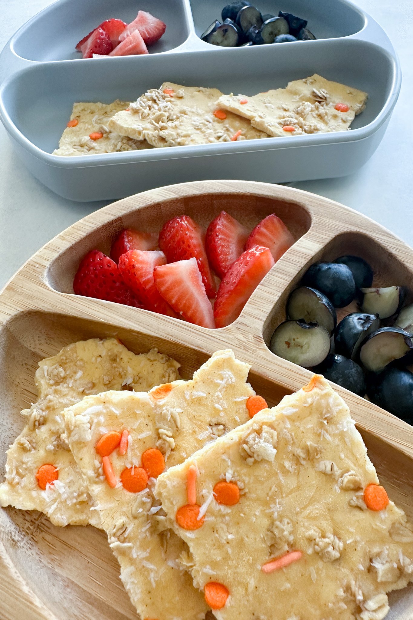 Pumpkin yogurt bark served with fruits.