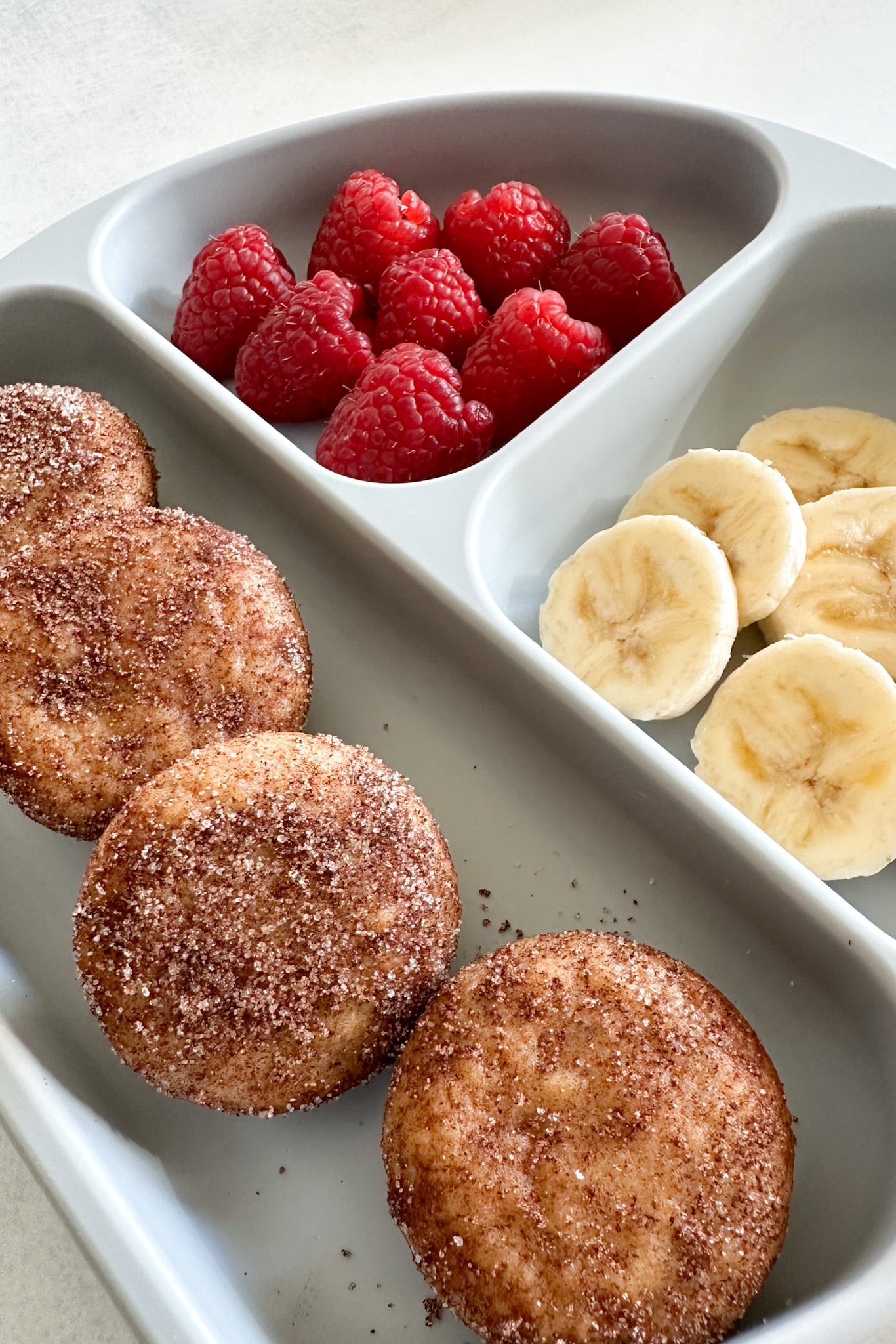 Cinnamon muffins served with fruits.