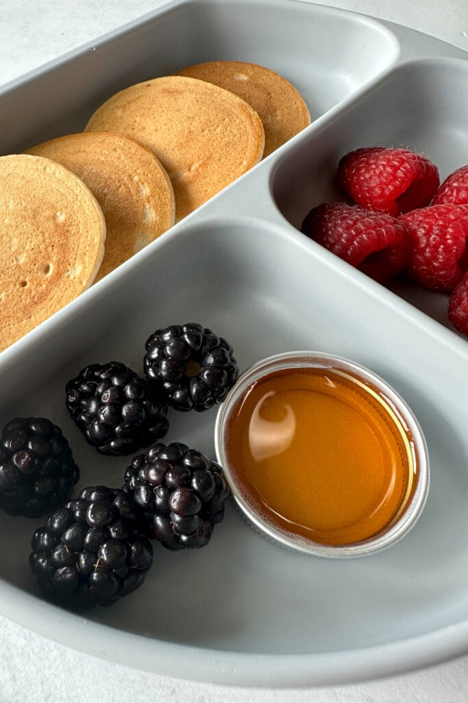 Egg free pancakes served with fruits.