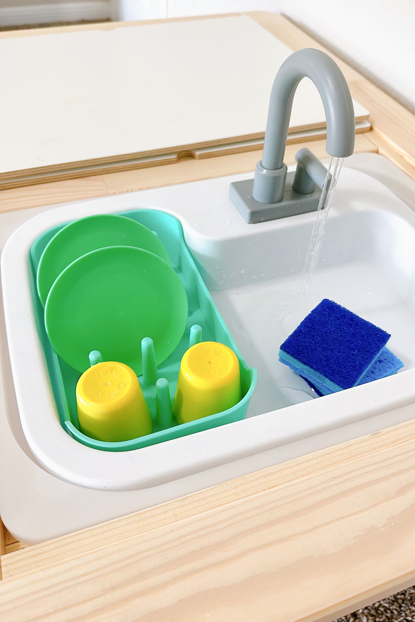 Functional play sink from Lovevery.