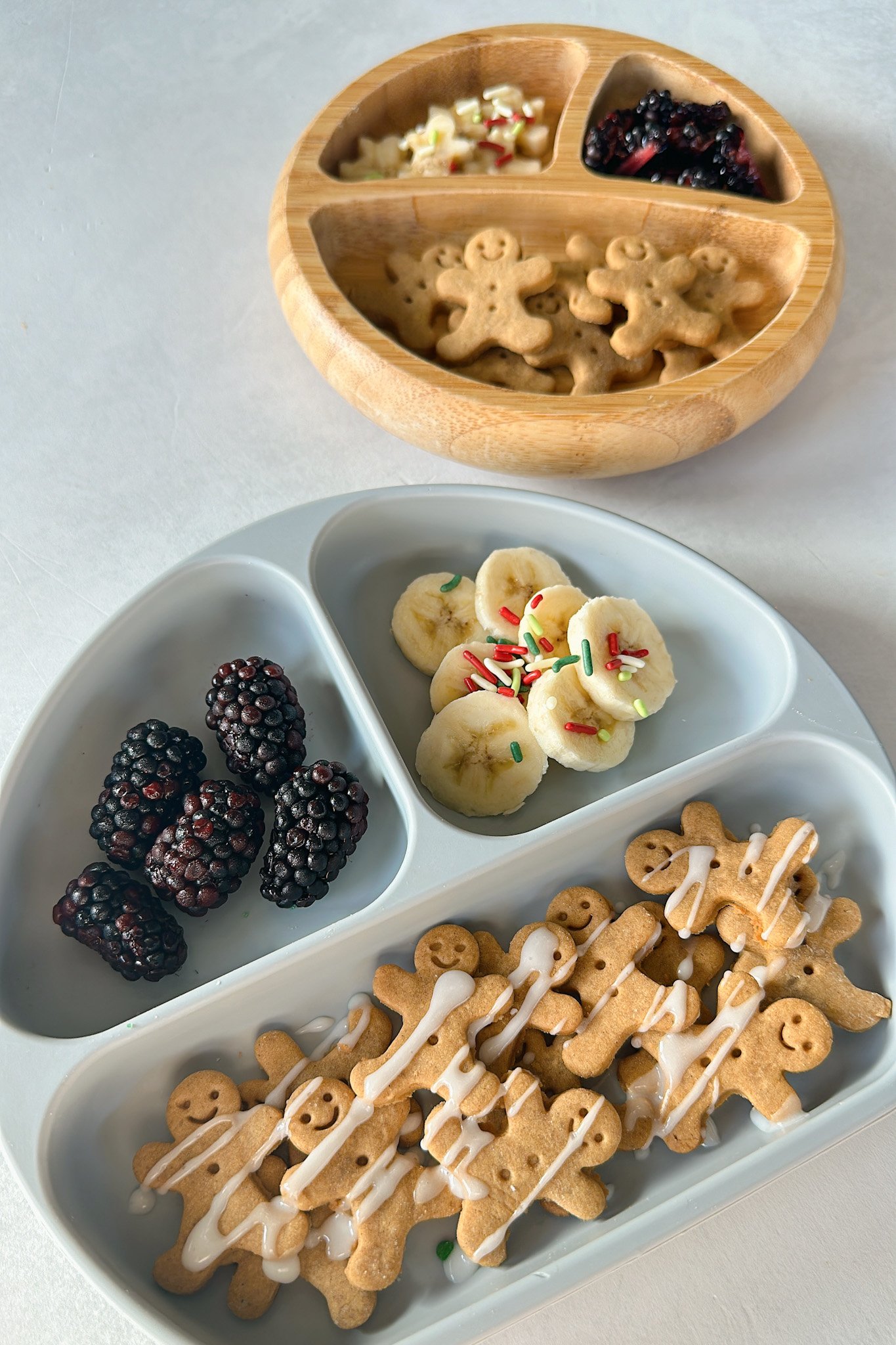 Mini gingerbread cookies served with blackberries and bananas.