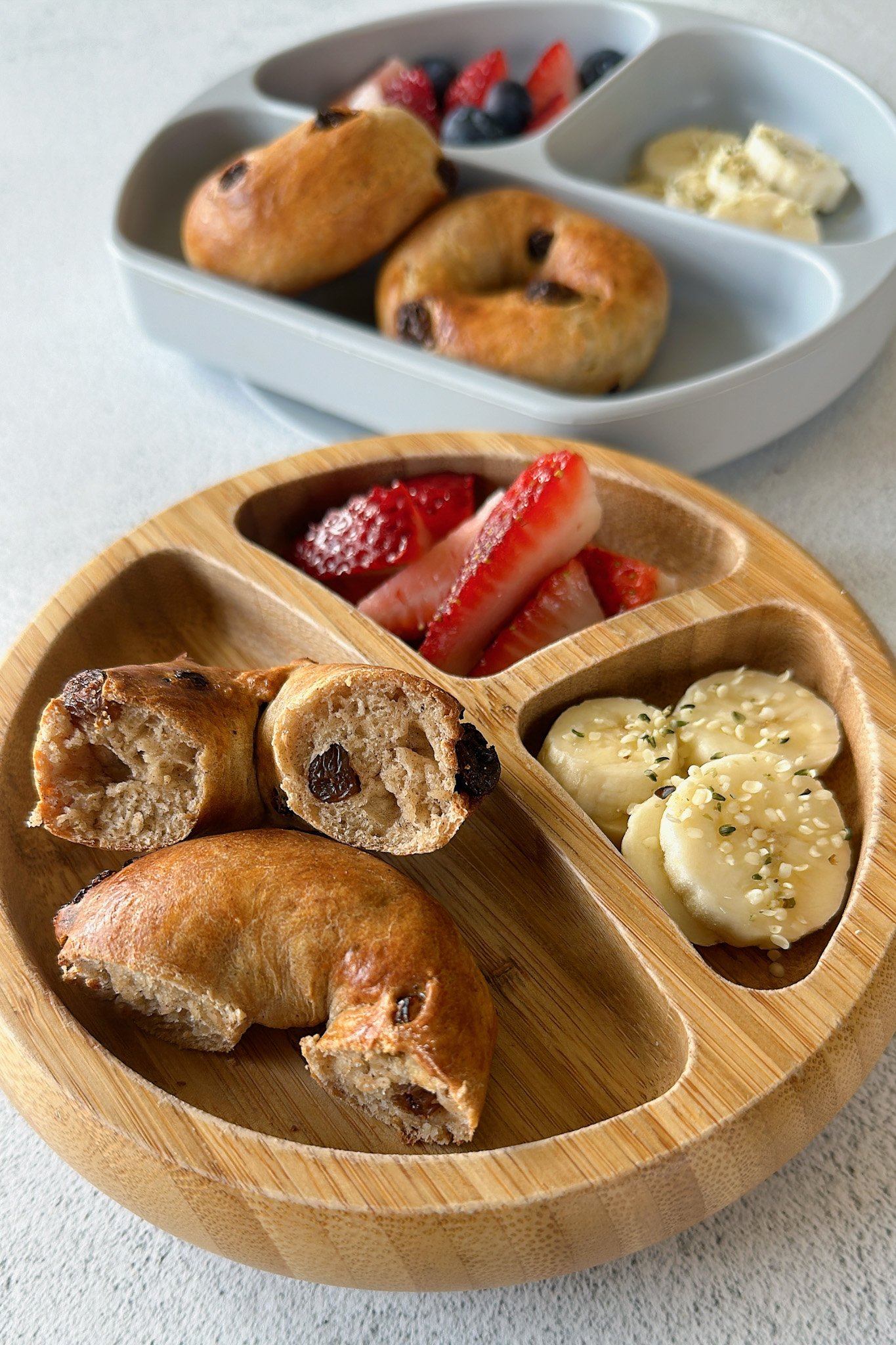 Cinnamon raisin bagels served with strawberries and bananas.