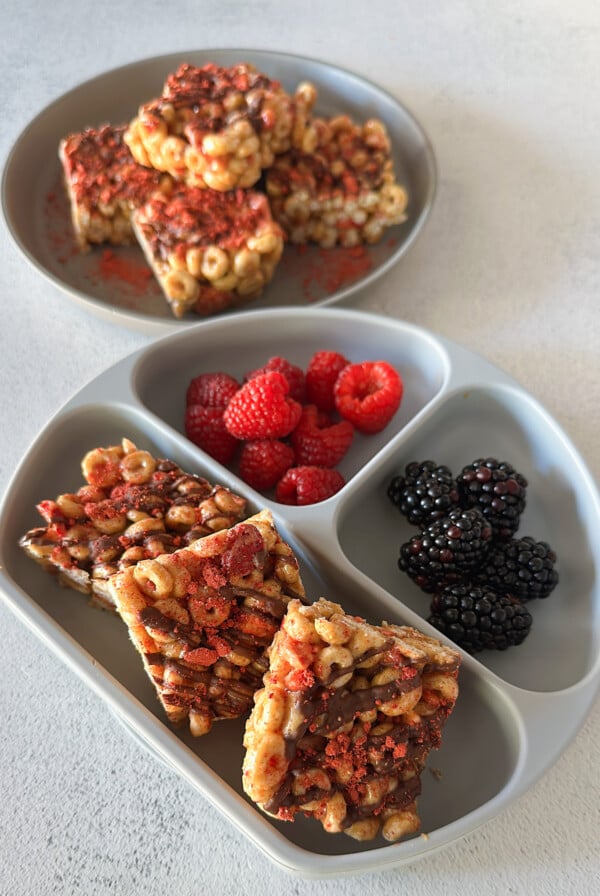 Cheerio cereal bars served with berries.