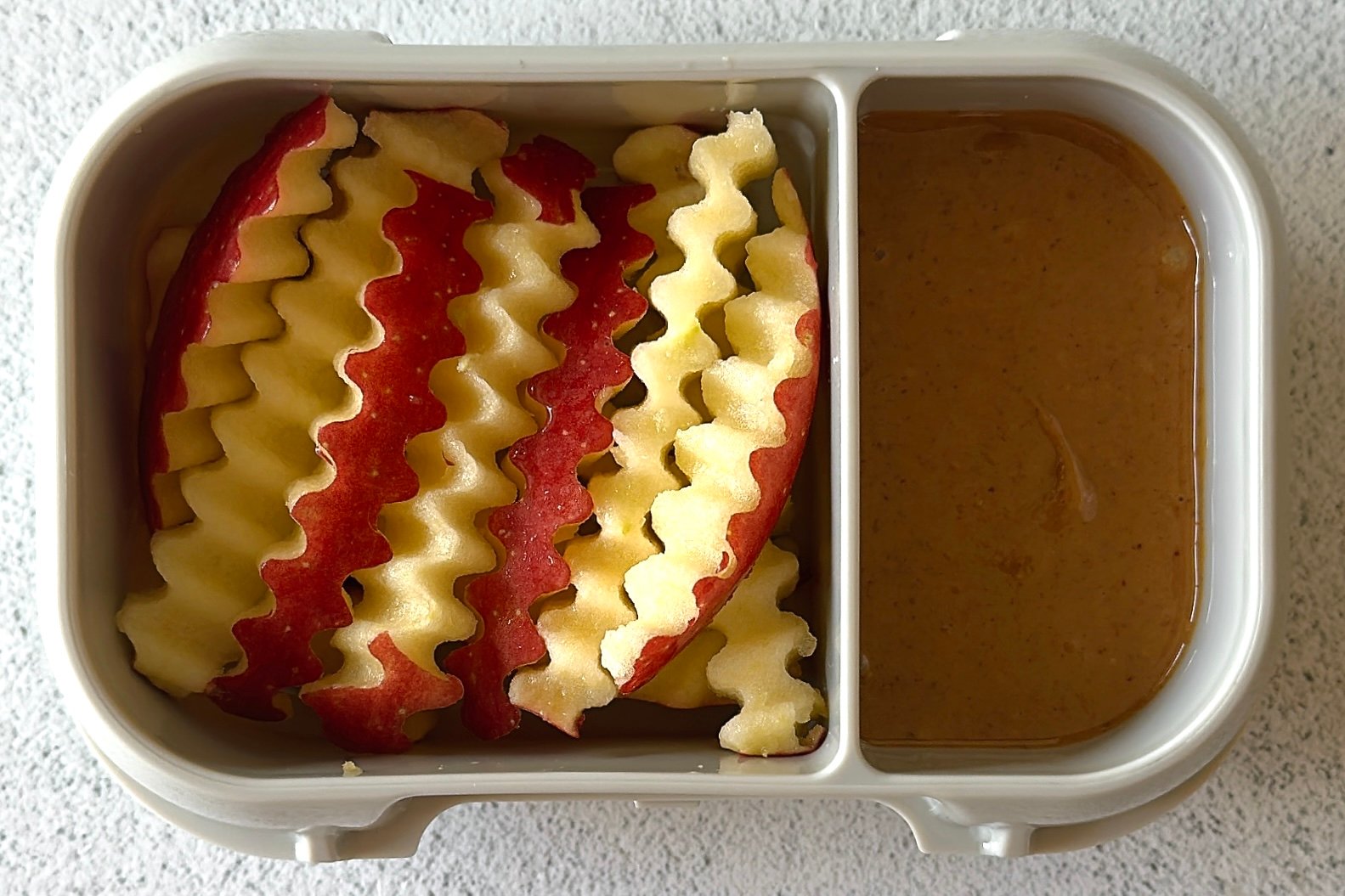 Apples and peanut butter snackbox.