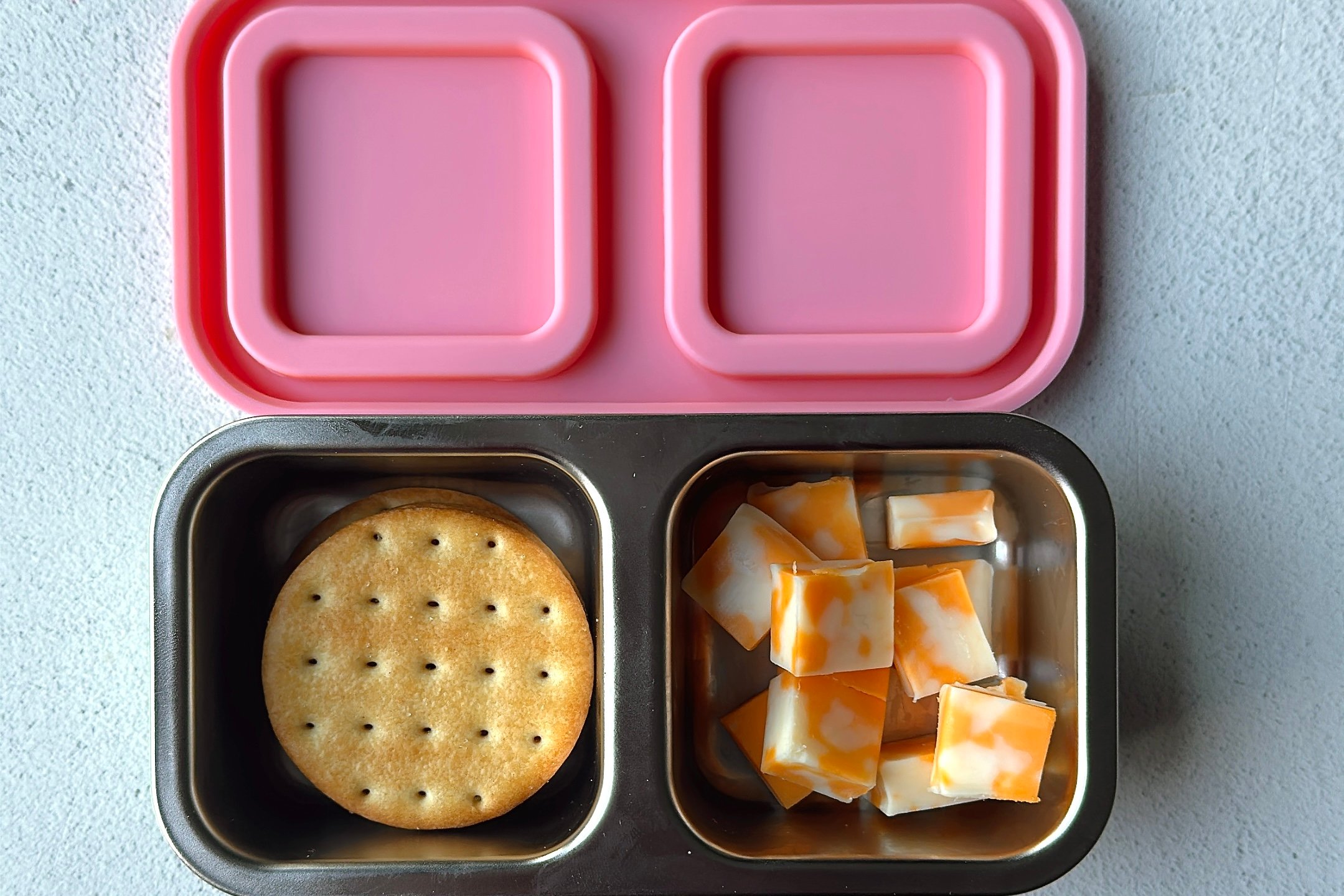Cheese and crackers snackbox.