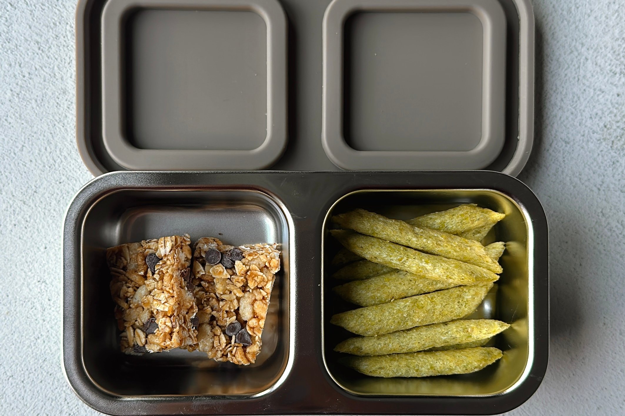Granola bar snackbox.