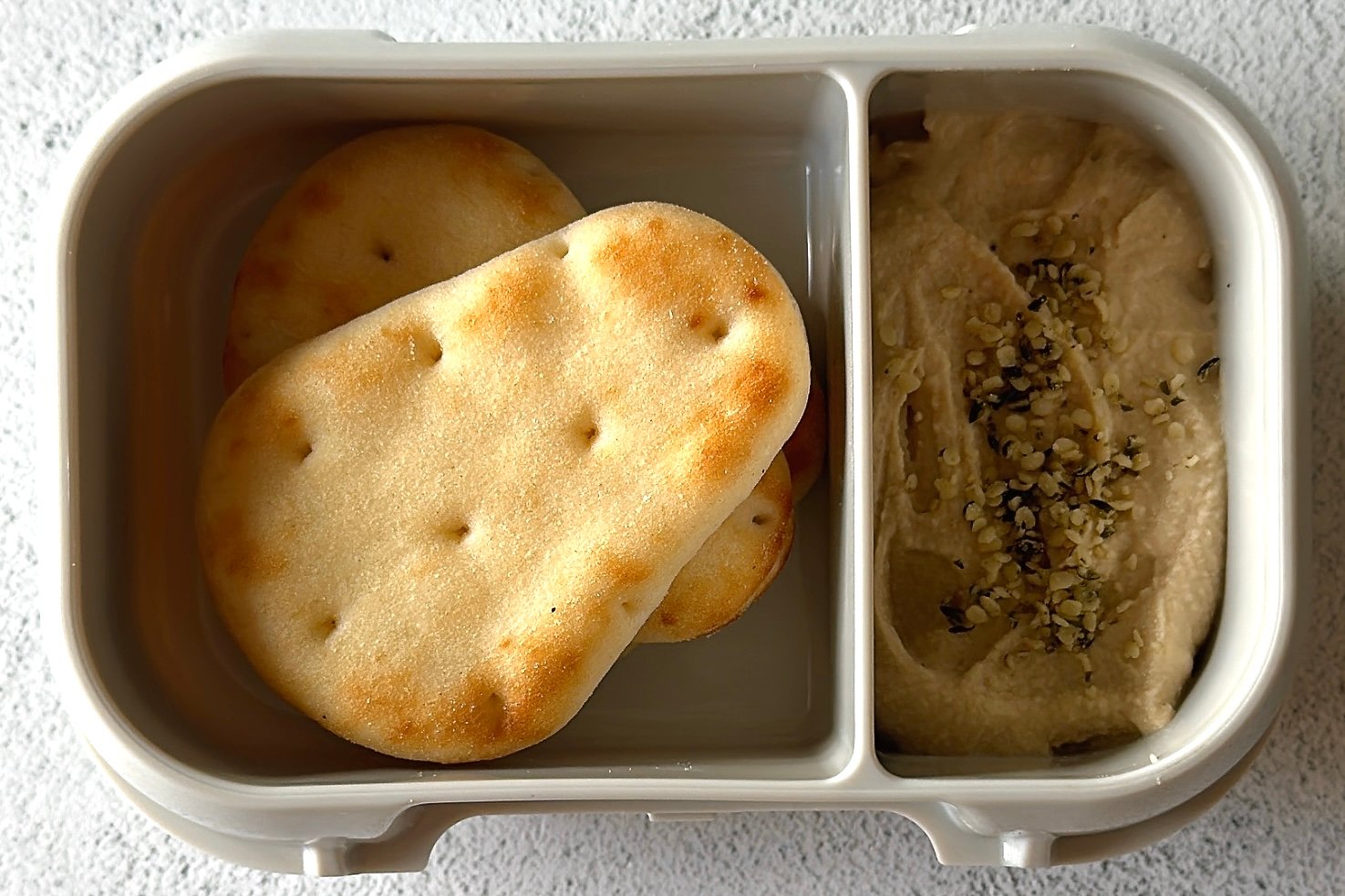Naan and hummus snackbox.