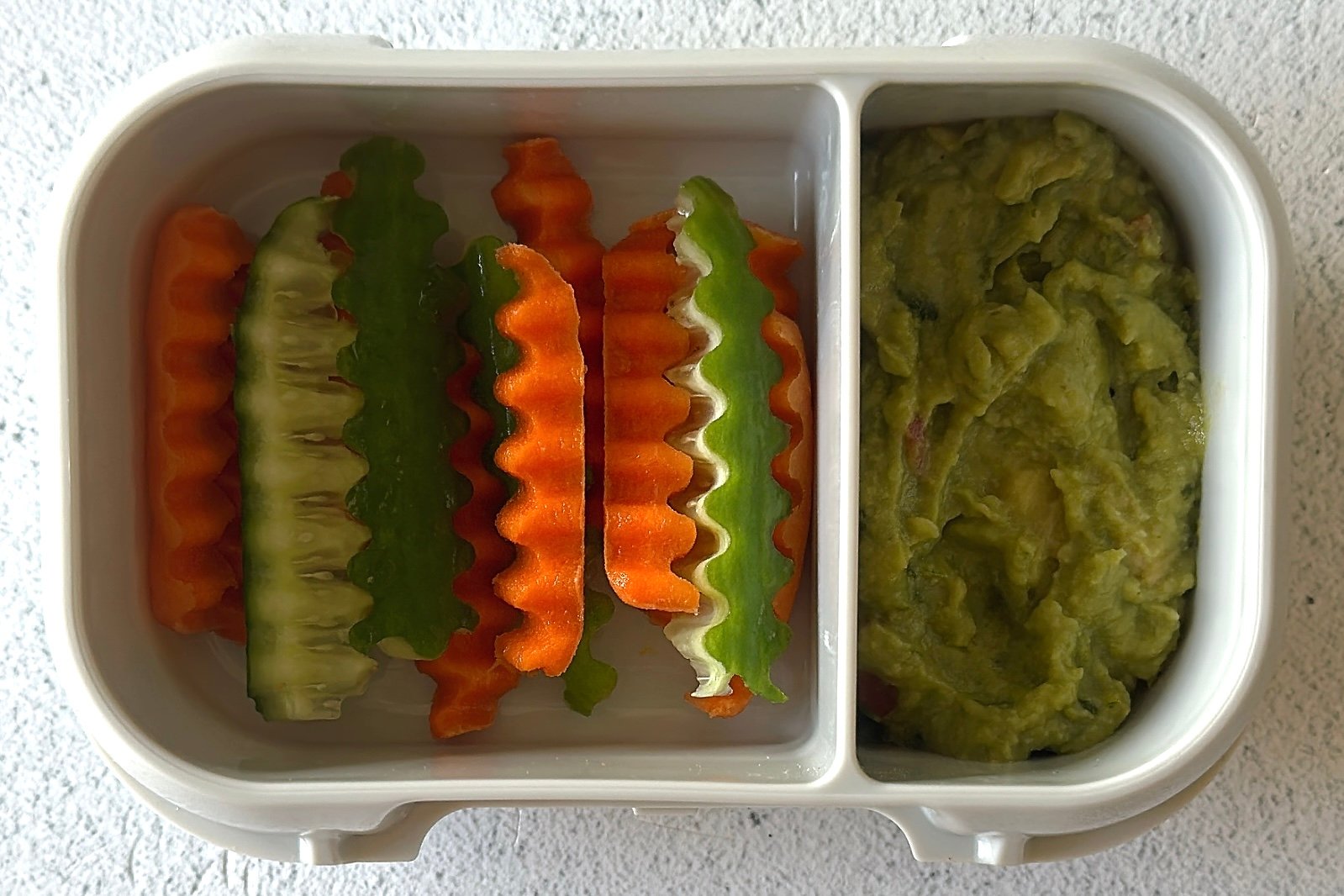 Veggies and guacamole snackbox.