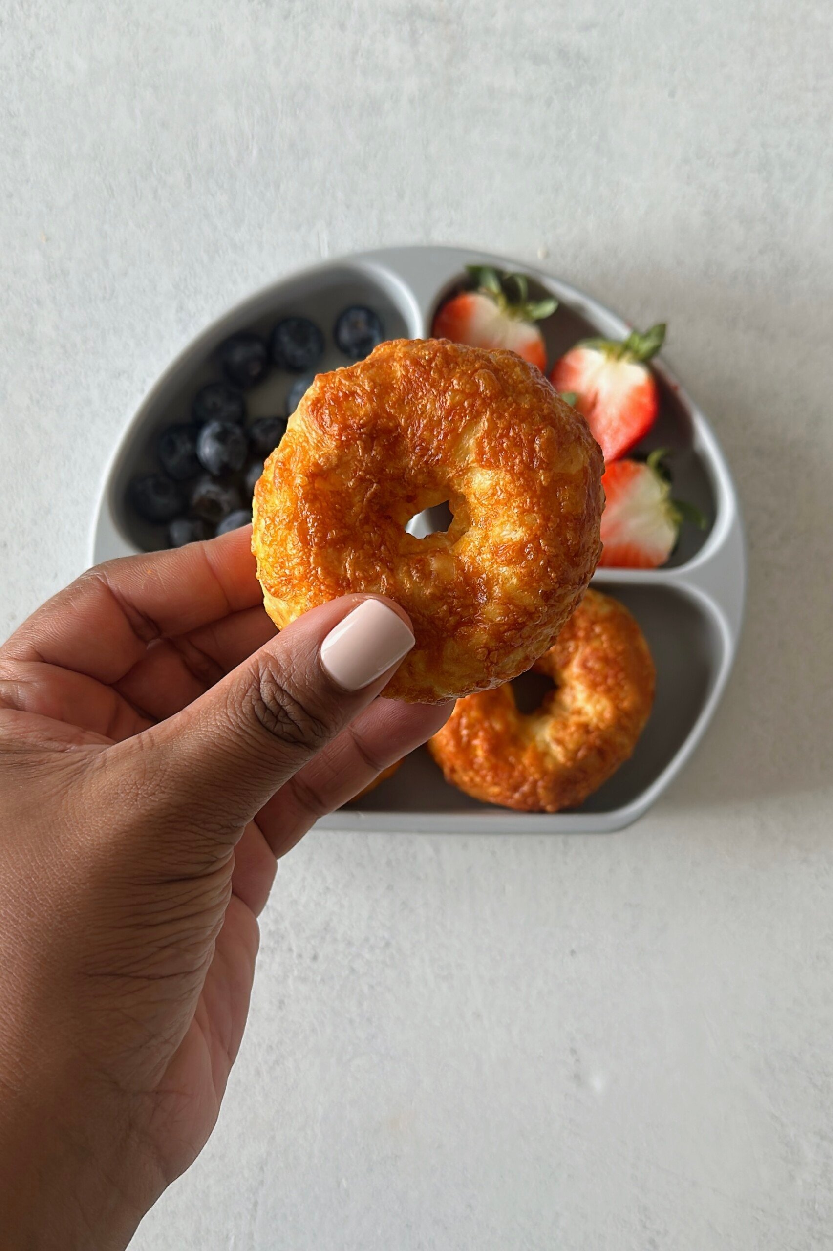 Cheddar bagels served with fruits.