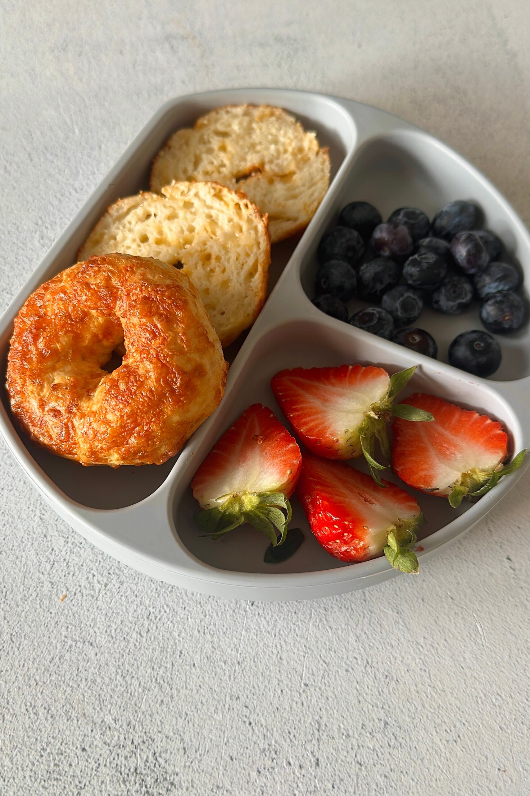 Cheddar bagels served with fruits.