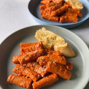 Creamy tomato pasta served with garlic bread.